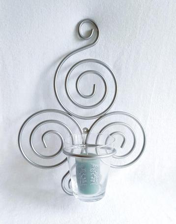 Metalen wanddecoratie met glazen kaarsenhouder 52x39x19 cm  beschikbaar voor biedingen