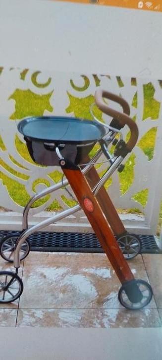 2 een wheels ahead en trust care rollator  beschikbaar voor biedingen
