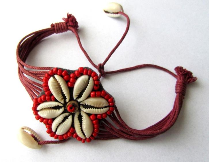 Mooie Rode Armband Cypraea Schelpen, Armband Bloem Schelpjes, Sieraden, Tassen en Uiterlijk, Armbanden, Zo goed als nieuw, Met edelsteen