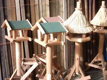 Vogel voederhuisjes op standaard geimpregneerd. beschikbaar voor biedingen