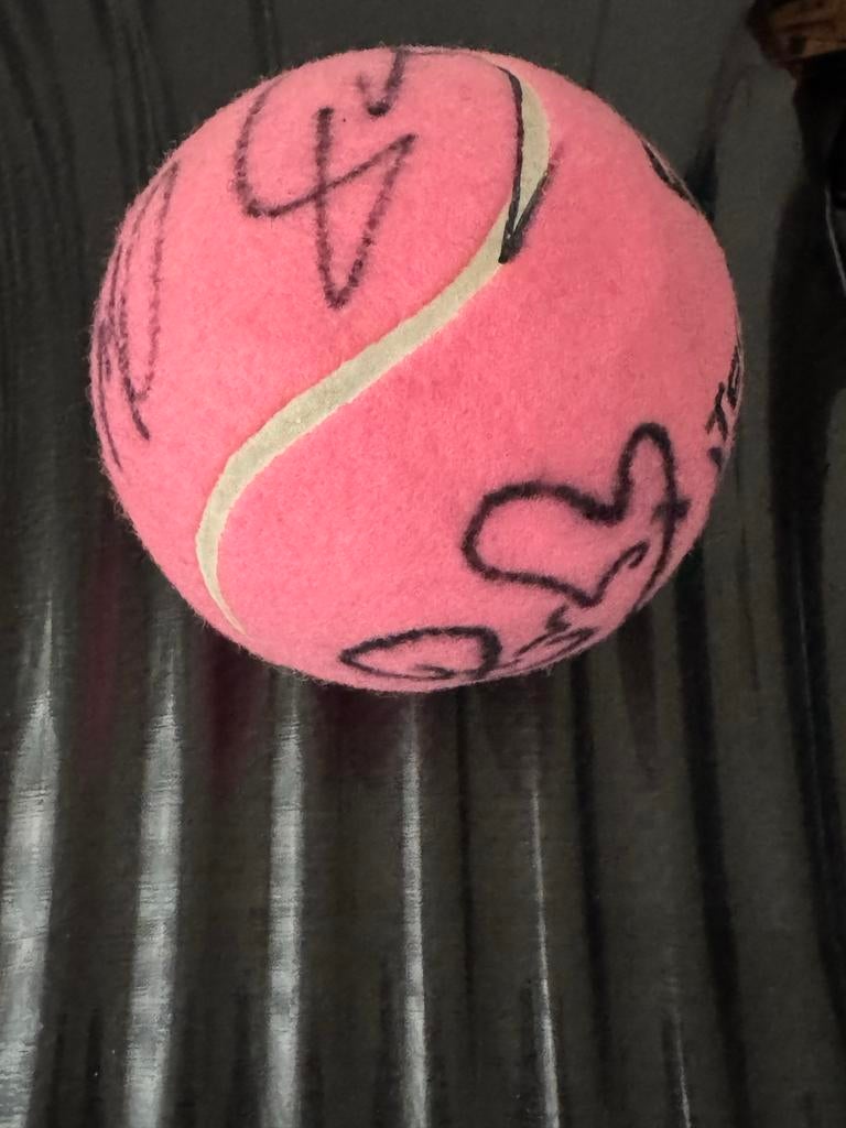 Roze Tennisbal met Handtekeningen Federe,Del Potro,Dimitrov, Sport en Fitness, Tennis, Ophalen of Verzenden, Gebruikt, Ballen