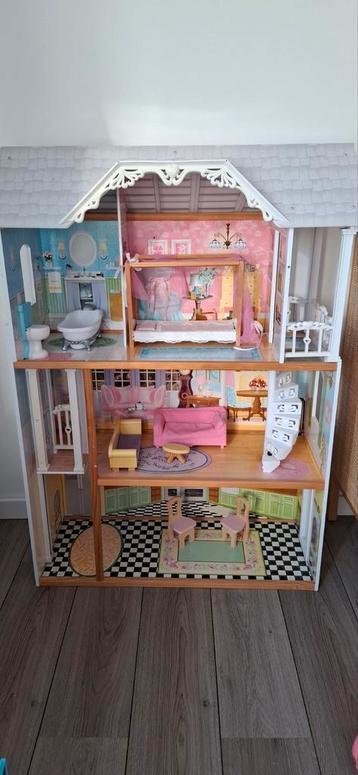 Leuk poppenhuis met meubeltjes