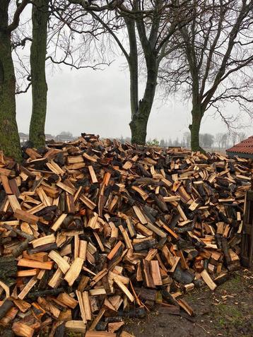 Droog elzenhout. Haardhout, beschikbaar voor biedingen