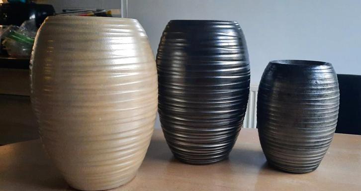 3 fraaie vazen/potten., Tuin en Terras, Bloempotten, Zo goed als nieuw, Aardewerk, Minder dan 40 cm, Minder dan 25 cm, Rond, Ophalen of Verzenden