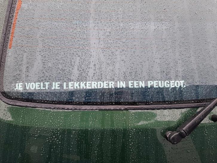 Peugeot 205 JE VOELT JE LEKKERDER IN EEN PEUGEOT. sticker, Auto diversen, Autostickers, Ophalen of Verzenden