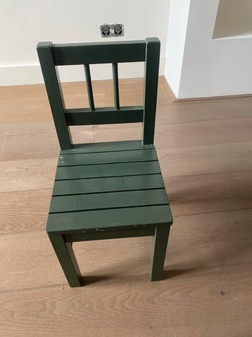 Leuk houten kinderstoeltje beschikbaar voor biedingen