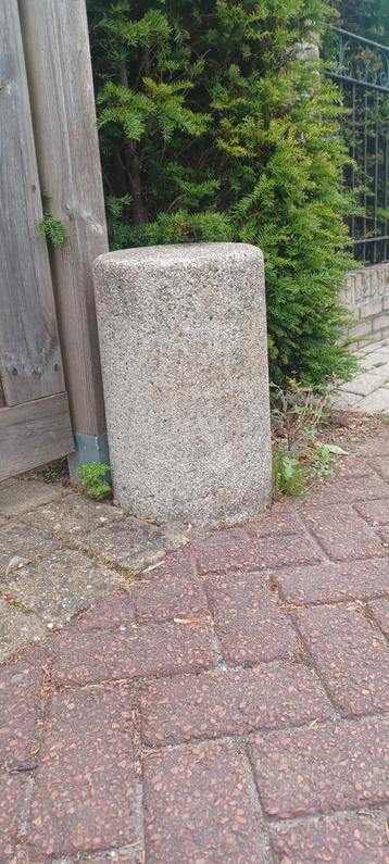 Zware betonnen zuilen (5) beschikbaar voor biedingen