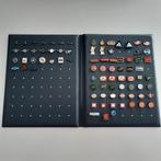 Album met automerk speldjes, Verzamelen, Speldjes, Pins en Buttons, Ophalen of Verzenden, Zo goed als nieuw, Transport, Speldje of Pin