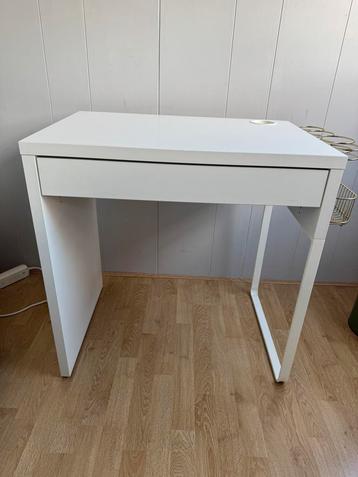 Bureau MICKE IKEA / Make-up tafel beschikbaar voor biedingen