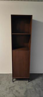 Boekenkast Madison Walnoot 55 cm, Ophalen, Meubel Outlet Meppel, Met deur(en), Info@meubeloutletmeppel.nl