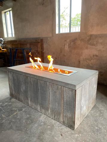Grote eiken vuurtafel betonnen blad 165x65x52 beschikbaar voor biedingen