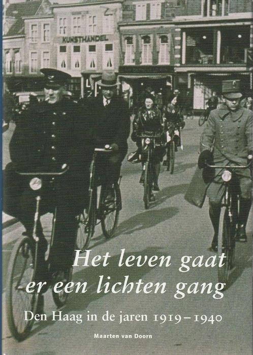 Het leven gaat er een lichten gang Den Haag inde jaren1919**, Boeken, Geschiedenis | Stad en Regio, Zo goed als nieuw, 20e eeuw of later