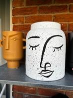 2 Vazen met gezicht - Unieke decoratie, Huis en Inrichting, Woonaccessoires | Vazen, Overige kleuren, Aardewerk of Porselein, Ophalen of Verzenden