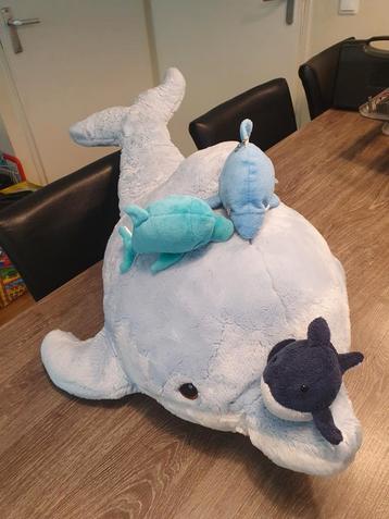 Knuffel familie: 1 grote dolfijn (1m) en 3 kleinere knuffels beschikbaar voor biedingen