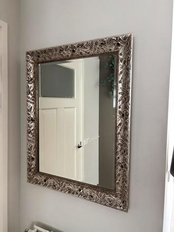 Spegel facet geslepen en houten omlijsting 96,5 x 67,5 cm beschikbaar voor biedingen