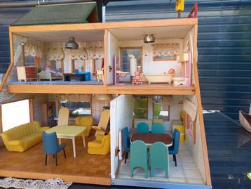 SCHITTEREND POPPENHUIS IN AL ZIJN DETAILS EEN POPPENHUIS ZOA beschikbaar voor biedingen