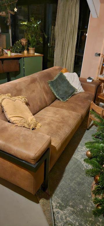 Bank met zwart staal