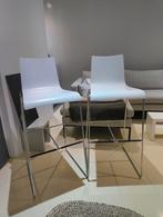 Twee nette witte barkrukken, 2 krukken, Ophalen, 60 tot 90 cm