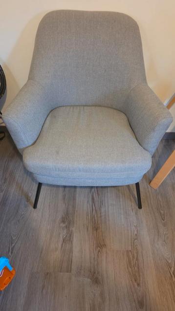 Grijze fauteuil met armleuningen beschikbaar voor biedingen