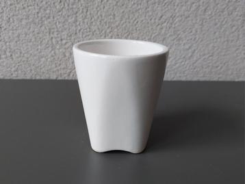 Klein wit vaasje pot voor bloempje of plantje decoratie beschikbaar voor biedingen