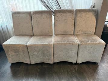 Zeer nette eetstoelen beschikbaar voor biedingen