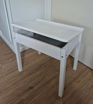 Witte Ikea Sundvik schoolbank / bureau in nette staat beschikbaar voor biedingen