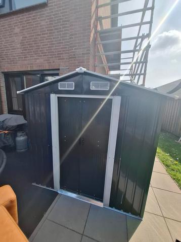Aluminium schuur beschikbaar voor biedingen