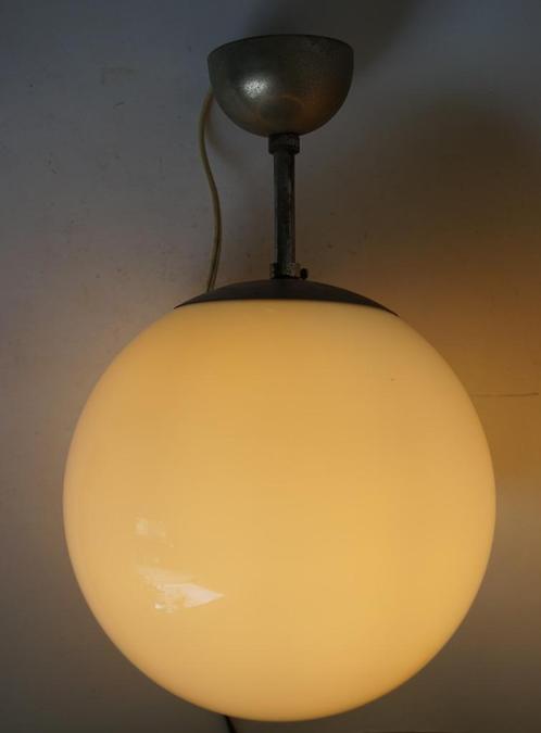 vintage antiek bol opaline glas melkglas chroom schoollamp, Antiek en Kunst, Antiek | Lampen, Ophalen of Verzenden