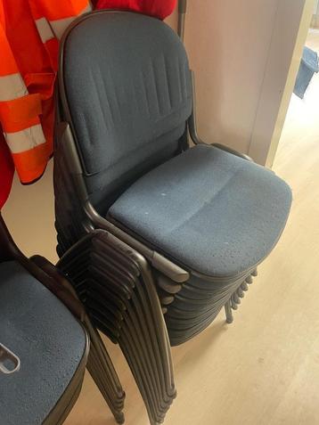 Stoelen stapelbaar (16 stuks) beschikbaar voor biedingen
