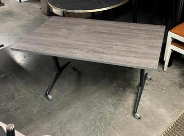 Opklaar verrijdbaar bureau 140x80 cm, met wielen beschikbaar voor biedingen