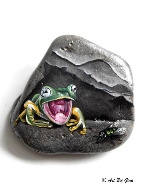Hongerige boomkikker hand geschilderd op een riviersteen, Antiek en Kunst, Kunst | Overige Kunst, Ophalen of Verzenden