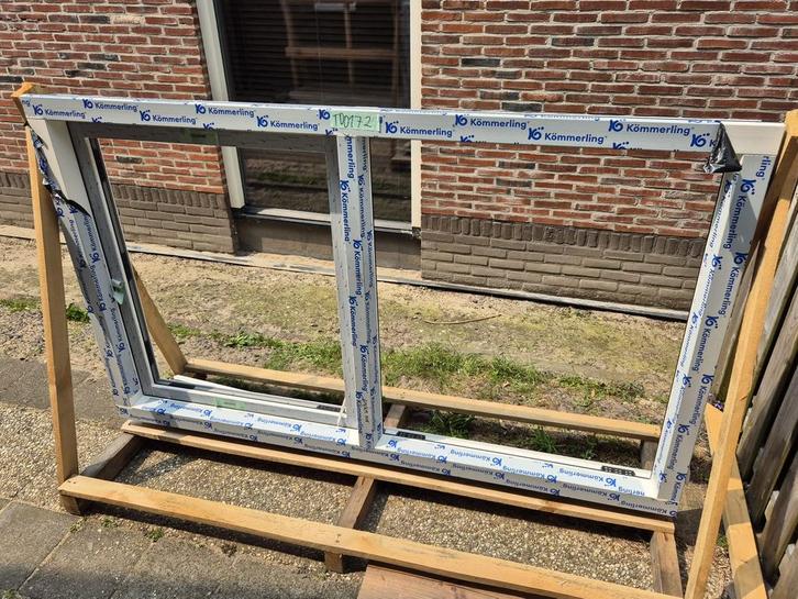 NIEUW Wit kunststof kozijn zonder glas (Kömmerling K-VISION), Doe-het-zelf en Verbouw, Kozijnen en Schuifpuien, Nieuw, Raamkozijn