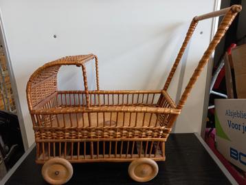 Antieke Rieten Poppenwagen beschikbaar voor biedingen
