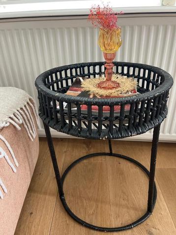 Rotan bijzettafeltje  beschikbaar voor biedingen