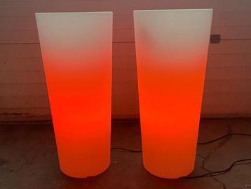 Setje plantenbakken met ingebouwde verlichting beschikbaar voor biedingen