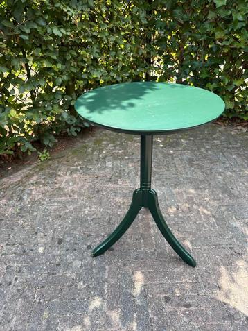 bijzettafel. Groen en hout.  beschikbaar voor biedingen