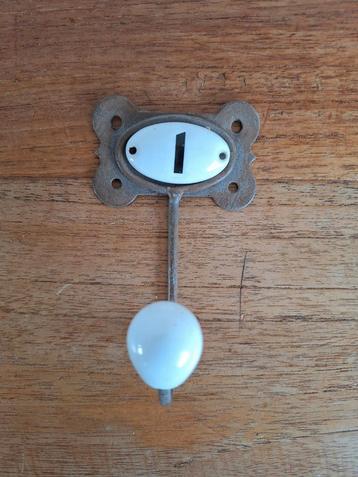 Metaal en porselein nummer 1 kapstokhaak beschikbaar voor biedingen