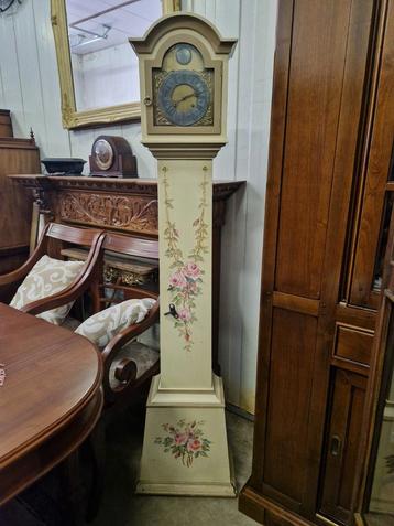 Prachtige brocante klok beschikbaar voor biedingen