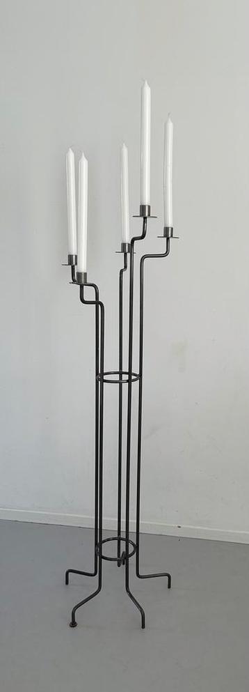 Staande ijzeren kandelaar voor vijf kaarsen beschikbaar voor biedingen