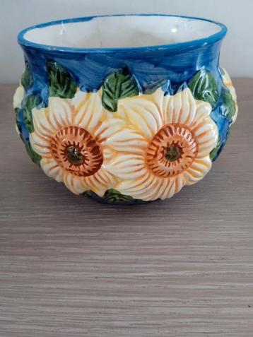 Vintage retro keramische zonnebloem bloempot beschikbaar voor biedingen