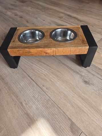Voer- en drinkbak kleine hond beschikbaar voor biedingen