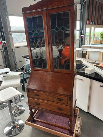 Antiek bureau kast beschikbaar voor biedingen