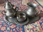 Tinnen Suikerpot, Melkkannetje en Kop en Schotel op Dienblad, Antiek en Kunst, Ophalen of Verzenden