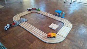 Houten treinbaan met electrische trein  beschikbaar voor biedingen