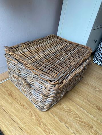 Prachtige rietenmand beschikbaar voor biedingen