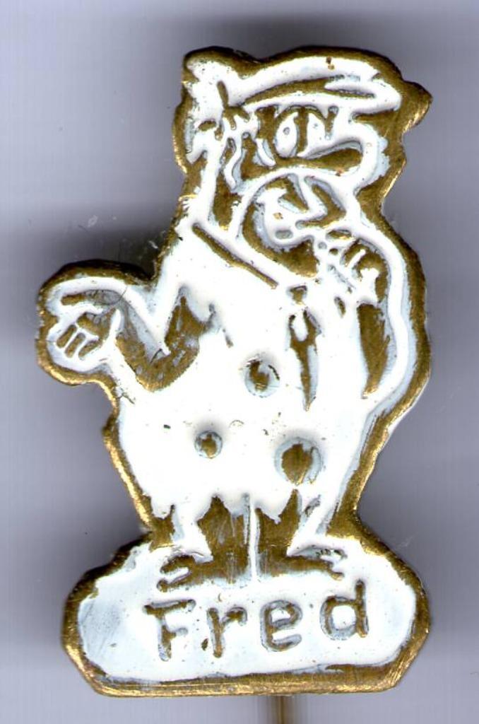 Fred Flintstones wit op koper met knopen speldje ( R_153 ), Verzamelen, Speldjes, Pins en Buttons, Zo goed als nieuw, Speldje of Pin