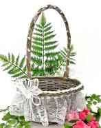 Schitterend grijs rieten strooimandje met witte kant., Verzenden, Nieuw, Feestartikel, Geboorte of Huwelijk