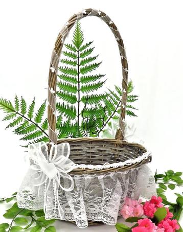 Schitterend grijs rieten strooimandje met witte kant. beschikbaar voor biedingen