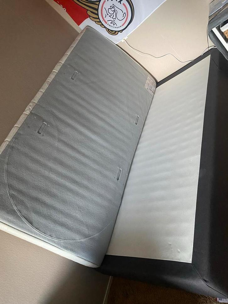 Eenpersoonsbed met matras, Huis en Inrichting, Slaapkamer | Bedden, Gebruikt, Eenpersoons, 100 cm, 210 cm, Stof, Grijs, Ophalen of Verzenden