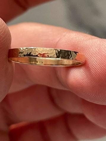 14 karaat gouden ring maat 18 gehamerde patroon beschikbaar voor biedingen